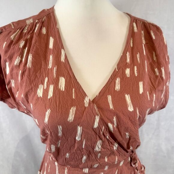 Lush deep blush and white brushstroke faux wrap peplum top size small - Picture 2 of 6